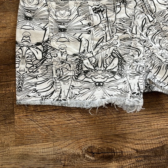 DEX Shorts- Black and White - Picture 8 of 9